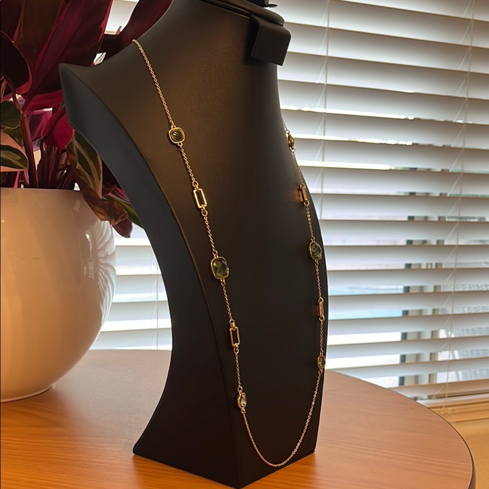 🚨SOLD
ELSEWHERE🚨Ann Taylor Green and Gold Necklace with Elegant Design - Picture 4 of 7
